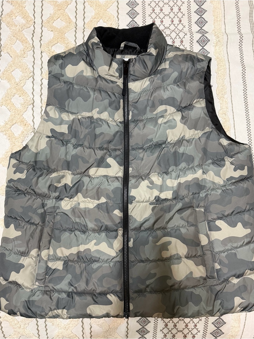 GAP Women's Quilted Camo Puffer Vest - Gray & Olive